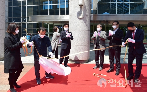 진주시는 23일 오후 1시 유네스코 창의도시 선정을 기념하고자 청사 주 출입구에서 유네스코 창의도시 현판 제막식을 가졌다. @ 진주시 제공
