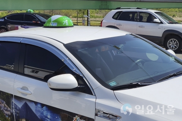 합천군은 지난 21일, 문화예술회관 주차장에서 택시(108대)의 택시등 교체사업을 실시했다. @ 합천군 제공