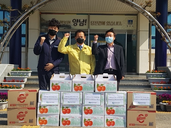 월성원자력본부(본부장 노기경)는 23일 코로나19 예방과 확산 방지를 위해 동경주지역 유관기관을 방문해 총 500만원 상당의 격려품을 전달했다.