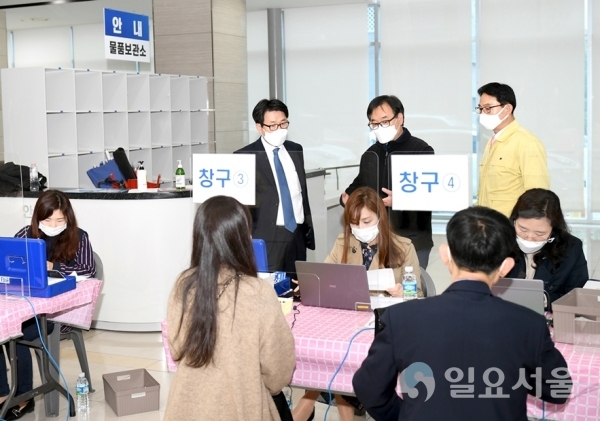 최종환 파주시장-기본소득 신청 현장 방문