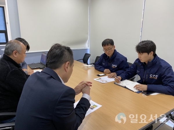 진주경찰서는 지난 22일, 진주시청·진주시 상권활성화사업단과 함께 논개시장 골목길 내 취약한 환경개선을 위해 실무자 간담회를 가졌다. @ 진주경찰서 제공