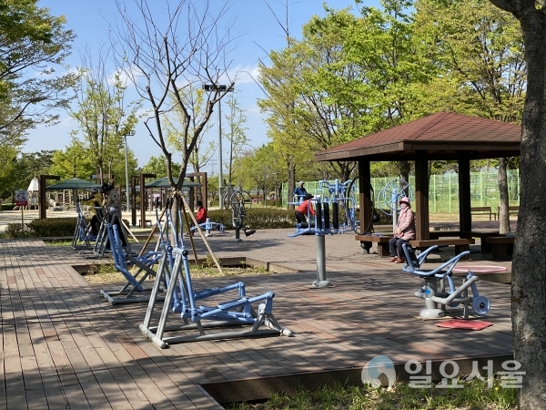 진주시는 조경지, 공원구역 등 시민들의 여가선용과 건강관리 증진을 위해 노후화된 야외운동기구를 교체한다. @ 진주시 제공