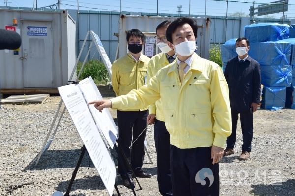 조규일 진주시장은 24일, 가호동 일원에 조성 중인 화물자동차 공영차고지 조성 현장을 방문해 공사 진행상황을 점검하고 관계자들을 격려했다. @ 진주시 제공