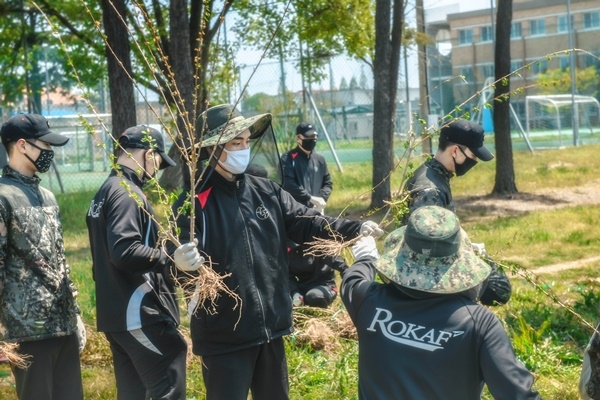 ▲지난 23일 공군제1전투비행단은 쾌적한 근무환경 조성을 위해 개나리 묘목 심기 행사를 개최했다.(사진제공=공군 제1전투비행단)