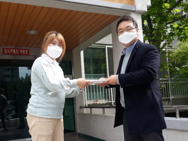소방환경과 교수가 재학생들에게 직접 온라인 강의자료를 전달해 주고 있다.