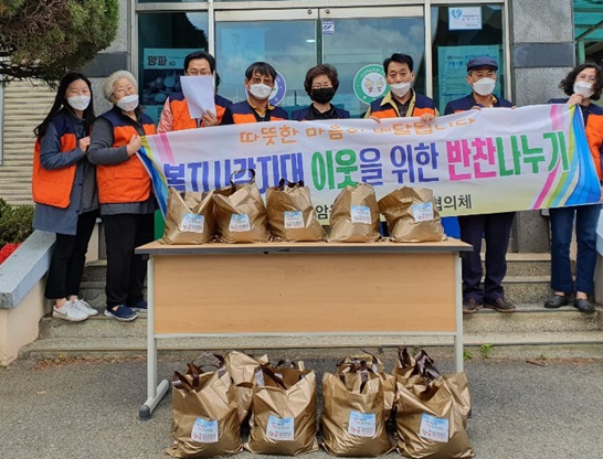 전남 영암군 영암읍 지역사회보장협의체가 반찬배달을 실시하고 있다.