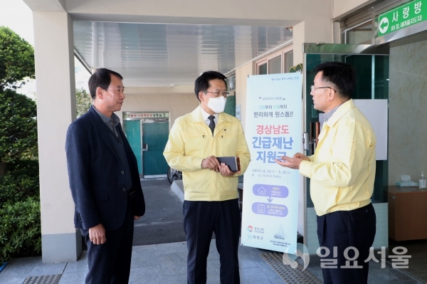 신정민 의령군수 권한대행은 지난 23일부터 시작된 ‘코로나19 긴급재난지원금’ 접수와 관련해 읍면 행정복지센터 접수 현장을 찾아 군민들이 불편함이 없도록 점검한 뒤 민원인들과 관계 공무원들을 차례로 격려했다. @ 의령군 제공