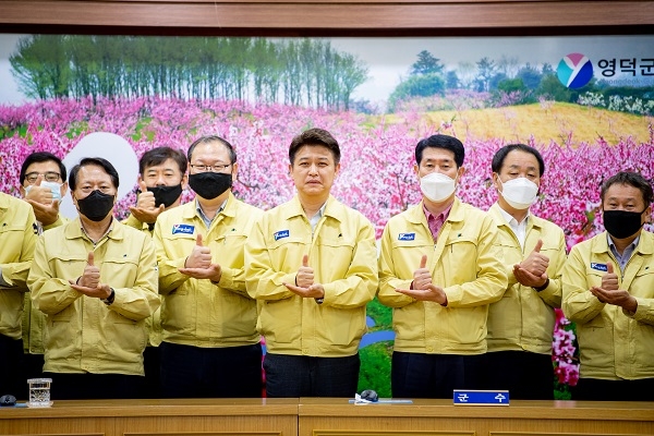 이희진 영덕군수가 27일 영덕군 공무원들과 코로나19 바이러스 환자 진료와 치료에 힘쓰는 의료진들을 응원하는 릴레이 캠페인 ‘덕분에 챌린지’에 동참했다.