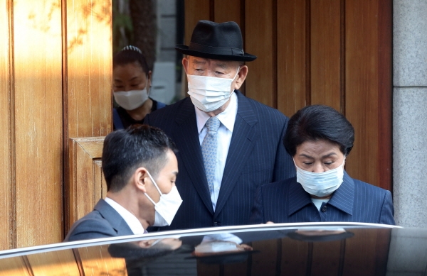 전두환 전 대통령과 부인 이순자 씨가 27일 오전 광주지방법원에서 열리는 고 조비오 신부에 대한 사자명예훼손 혐의 관련 재판에 출석하기 위해 서울 서대문구 연희동 자택을 나서고 있다. [뉴시스]