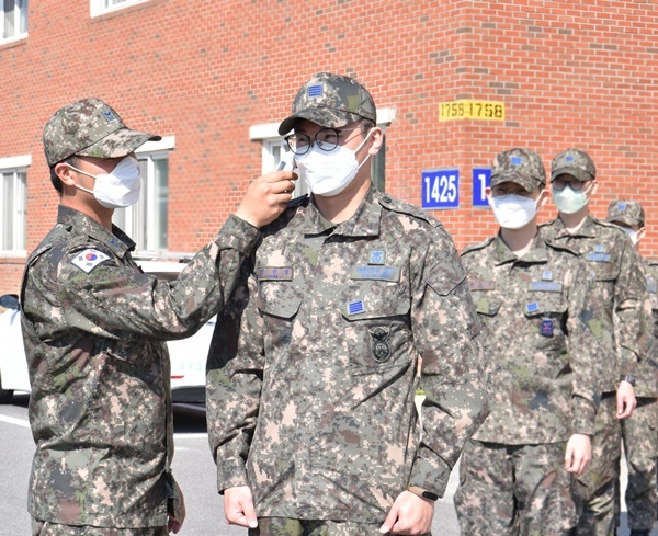 ▲공군 제1전투비행단 장병들이 외출에 임하기 전에 체온 측정을 하고 있다.(사진제공=공군 제1전투비행단)