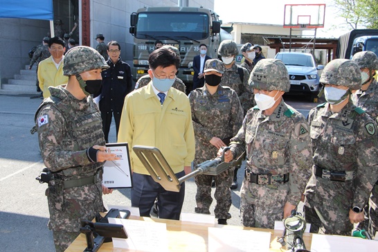 전남 나주시 강인규 시장이 금성산 지뢰제거 현장 점검을 진행하고 있다(육군제2작전사령관 519방공포대).