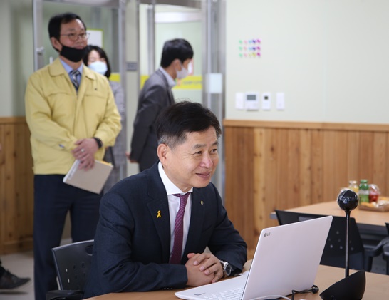 장석웅 전남교육감이 곡성 꿈드림 및 화순지역아동센터를 방문했다.