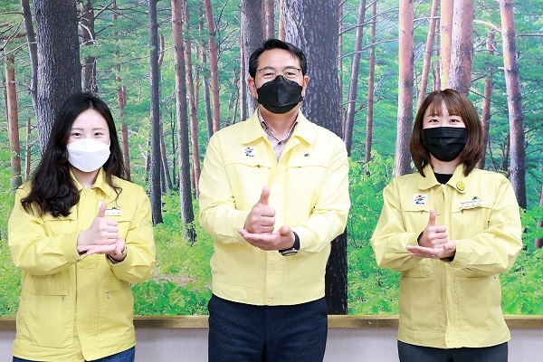 전찬걸 울진군수가 28일 코로나19 의료진을 응원하는 국민 참여 릴레이 캠페인 ‘덕분에 챌린지’에 동참하고, 다음 캠페인 주자로 엄태항 봉화군수, 오도창 영양군수 손부식 울진경찰서장을 지목했다.