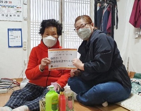 전남 장성군이 어르신들에게 유용한 생활용품을 전달하고 있다.