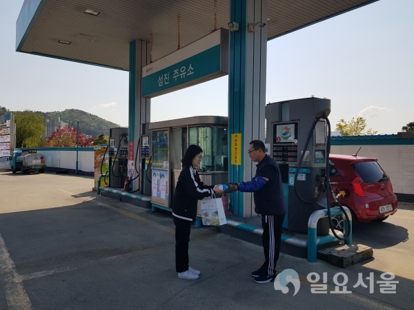 하동군은 코로나19 확산 방지를 위해 34개 모든 주유소에 코로나 바이러스 예방물품을 지원했다. @ 하동군 제공