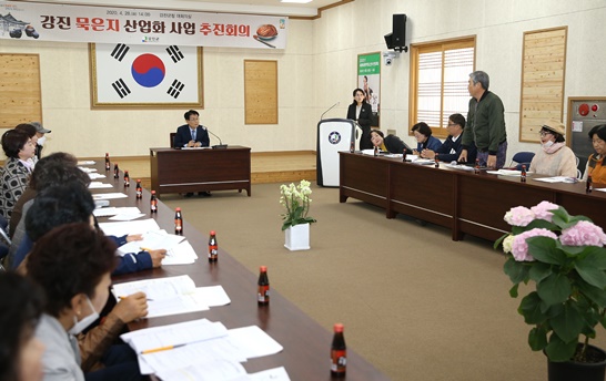 강진군이 묵은지를 지역 대표 특산물로 육성하기 위해 지난 28일 사업 신청자 33명이 참석한 가운데 강진 묵은지 산업화 사업 추진회의를 강진군청 대회의실에서 개최했다.
