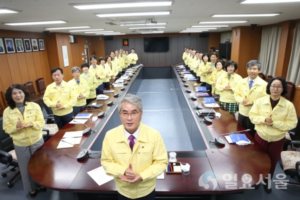 경상남도교육청은 29일 오전, '코로나19' 대응에 헌신하는 의료진과 교육일선현장에서 고생하는 교직원, 자녀 돌봄에 애쓰는 학부모를 응원하는 ‘덕분에 챌린지 캠페인’을 펼쳤다. @ 경남교육청 제공