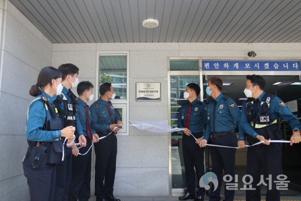 김해중부경찰서는 29일, 도내 총 173개 지역경찰관서(지구대 39개소, 파출소 134개소)중 연지지구대가 으뜸지구대로 선정돼 인증현판식을 가졌다. @ 경남경찰 제공