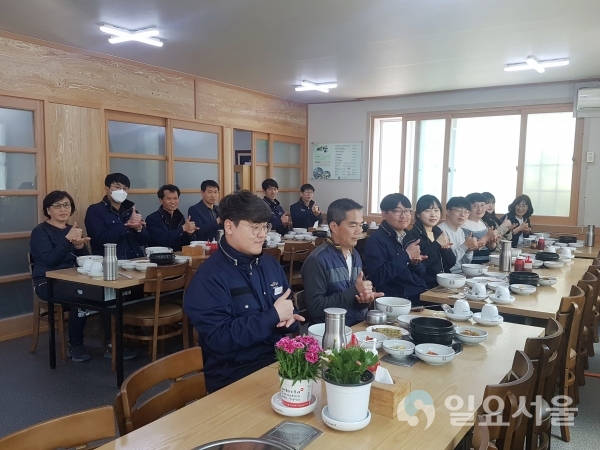 함양군 문화관광과는 29일, 전 직원들이 '코로나19' 상황에 대응해 사회적 거리두기 운동으로 ‘나란히 식당’ SNS릴레이에 동참했다. @ 함양군 제공