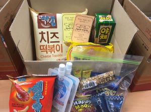 어려움을 잘 이겨내자는 응원문구와 함께 직접 조리할 수 있는 떡볶이 재료, 손소독제, 과자류 등을 담은 '관심박스'