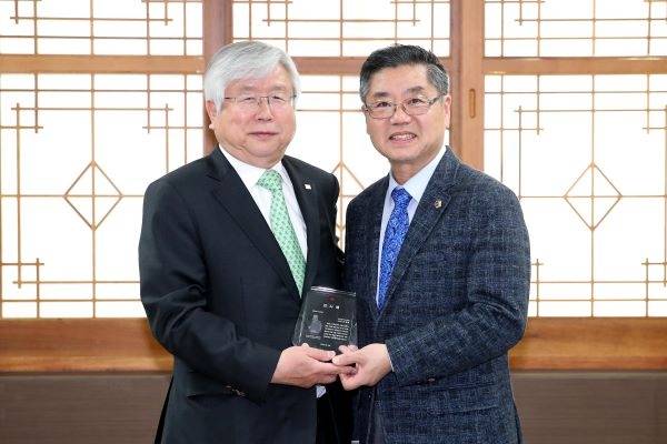 대한적십자인천지사 안병배 부의장(오른쪽)에게 감사패 전달 모습