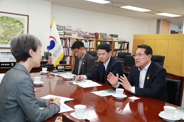 전찬걸 울진군수(우측)가 문화재청을 방문해 정재숙 문화재청장(좌측)을 면담한 자리에서 울진불영사 대응보전 주변정비사업 등 4개 사업 국비 64억원을 적극 건의하고 있다.