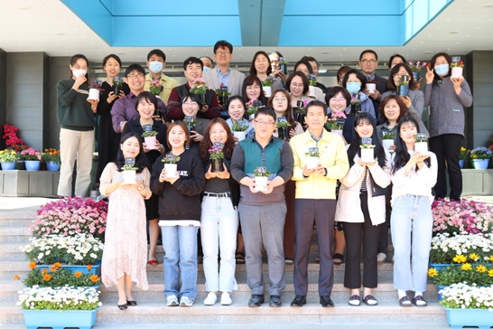 고흥교육지원청 정길주 교육장과 직원들이 캠페인에 참여한 후 개인별 소망을 꽃화분 팻말에 적은 후 ‘꽃보다 아름다운 당신을 응원합니다’, ‘힘내세요.'를 외치고 있다.