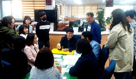 장흥군 관산읍의 청소기운동이 눈길을 끌고 있다. 이승주 읍장은 "자신의 소질을 개발하여, 이웃 위해 활용하자"며 지속적인 시책들을 개발할 예정이라고 했다.
