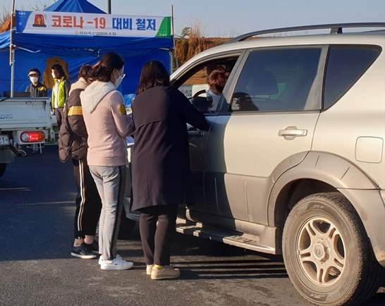 영암축협가축경매시장은 지난 4월 13일 재개장 후 방문자 대상으로 열화상카메라 및 비접촉 온도계를 이용한 발열·호흡기 증상 확인 후 방문객 방명록 작성까지 철두철미하게 방역에 총력대응을 실시하고 있다.