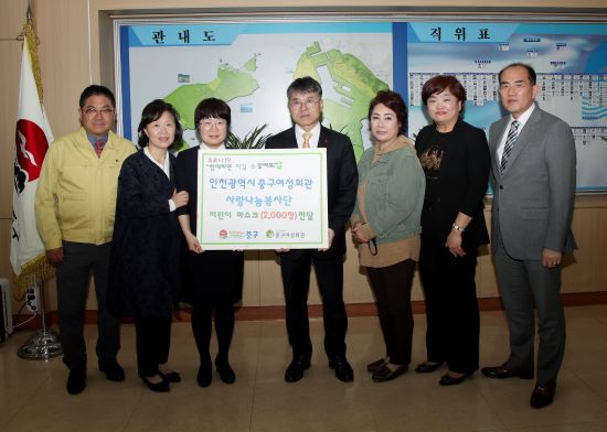 홍인성 구청장(가운데), 중구여성회관 강사와 수강생 자원봉사자들께 다시 한 번 진심으로 감사드린다”