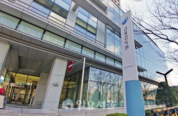 국제 유가 급락에 다른 원유선물 레버리지 ETN에 개미 투자자들이 몰리면서 금융감독원이 이례적으로 두 차례나 최고수위의 소비자 경고를 발령했다. [이창환 기자]