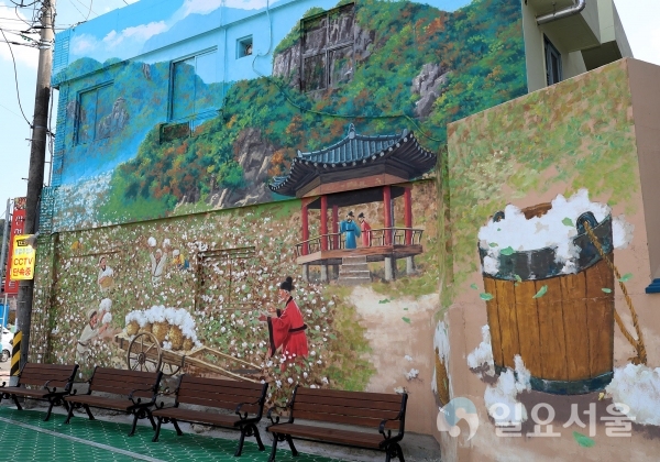산청읍 입구에 그려진 목면시배유지와 목화 재베 장면 벽화 @ 산청군 제공