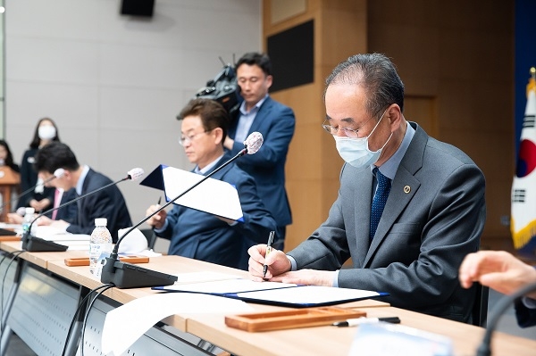 장세용 구미시장이 1일 고용안정 선제대응 패키지 사업 협약식을 하고 있다.