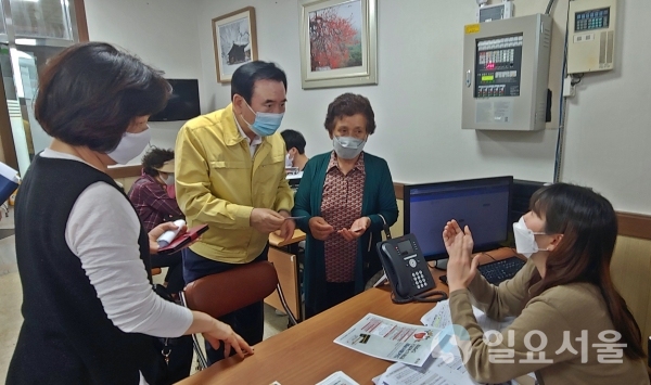 서춘수 함양군수가 1일, 읍·면 주민센터 등에 마련된 ‘경상남도 긴급재난지원금’ 접수처를 방문해 현장을 점검했다. @ 함양군 제공