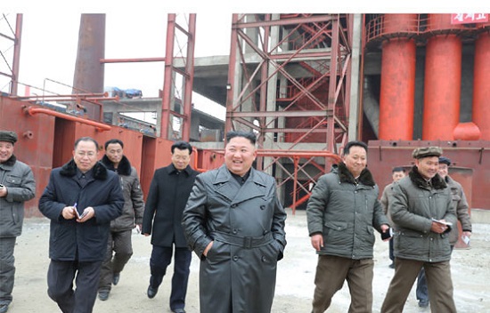 1월 7일 노동신문에 게재된 김정은 국무위원장의 순천인비료공장 건설현장 시찰 모습. (사진=노동신문 캡처) /뉴시스