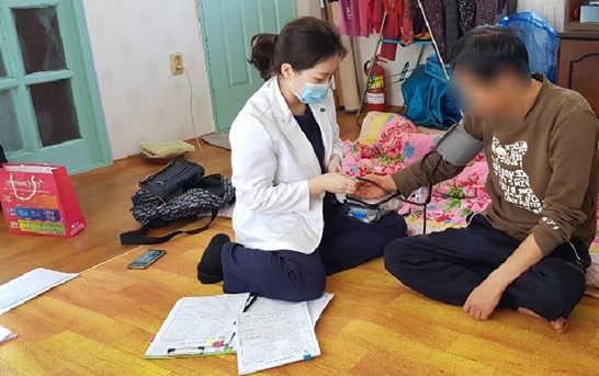 전남 신안군이 실시하고 있는 보건복지 통합서비스가 방문간호사들의 친절한 상담과 관리로 관내 어르신들로부터 큰 인기를 얻고 있다.