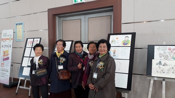전남 장흥군 용산면에서 팔순이 넘은 시골 할머니들이 자신들의 인생을 돌아보며 쓴 시어들이 예쁜 책으로 엮여 세상에 나왔다.