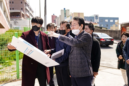 전남 목포시에서 카톨릭성지 도로개설 현장 점검을 진행하고 있는 모습