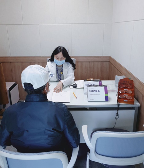 완도군, 코로나19 심리 방역 노인 우울증 조기 발견, 치료!(사진은 노인 우울 검사)