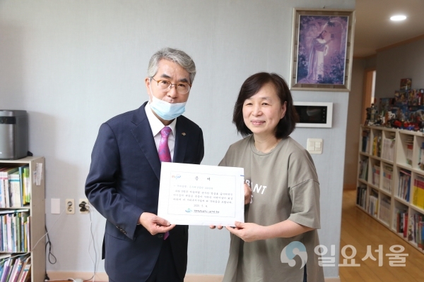 박종훈 경상남도교육감이 4일, 제98회 어린이날을 앞두고 사천 까치둥지를 방문해 아이들과 함께 하는 시간을 가졌다. @ 경남교육청 제공