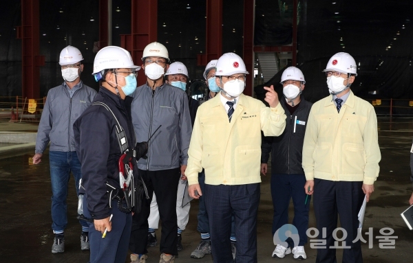 허성무 창원시장은 4일, 긴급 현안으로 건축 중인 LG 제1공장 스마트 팩토리 선진화사업 공사현장에 방문해 공사 진행사항을 점검 확인했다. @ 창원시 제공