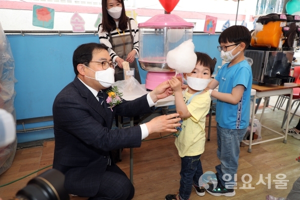 허성무 창원시장은 5일, 제98회 어린이날을 맞이해 아동양육시설 동보원을 방문해 아동들과 추억의 달고나 만들기 등을 함께 하며 아동들과 만남의 시간을 가졌다.