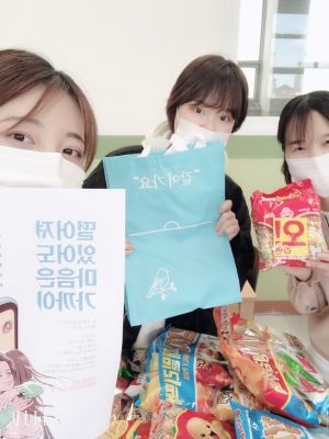 급식 대체 식품과 필요 물품 지원을 택배나 우체국을 이용하지 않고 실무자들이 가정마다 직접 전달했다.