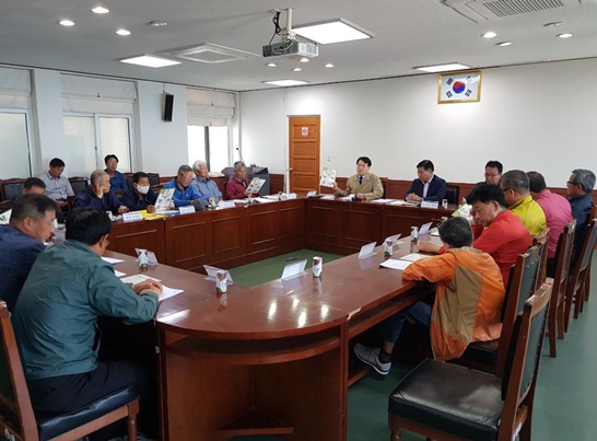 전남 장흥군에서 군수와 이장 소통의 시간을 진행하고 있는 모습