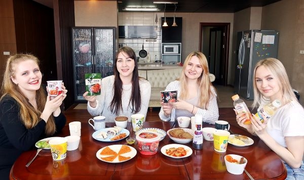 한국농수산식품유통공사의 슬기로운 집콕생활은 K-FOOD와 함께 릴레이 홍보, 현지인들에 주목받고 있다