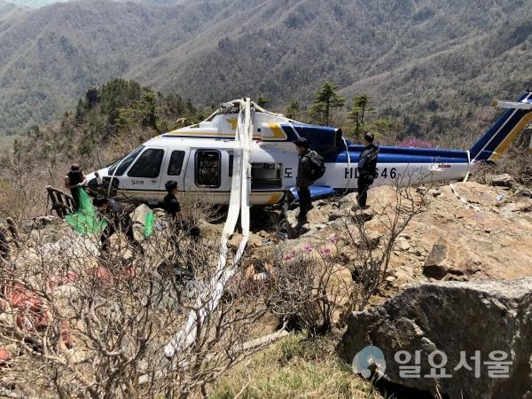 지리산 천왕봉 하단 불시착 경남 소방 헬기 인양 준비 작업 @ 지리산국립공원 경남사무소 제공