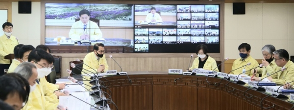 전남교육청에서 장석웅 교육감 주재로 등교수업 관련 교육장 참여 영상회의가 열렸다.