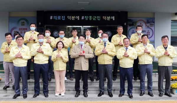 덕분에 챌린지에 참여한 정종순 장흥군수의 모습