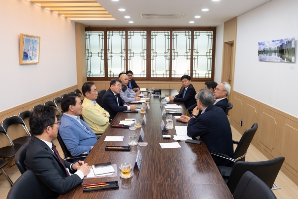 쌍용자동차가 경영정상화와 지역경제 활성화를 위해 경제사회노동위원회, 평택시와 함께 노.사.민.정 특별협의체를 구성했다. 특별협의체는 앞으로 지속적인 실무회의와 간담회를 통해 다양한 방안 마련 및 지원 활동들을 펼쳐 나갈 계획이다. 8일 오전 평택시청에서 노.사.민.정 특별협의체 관계자들이 모여 논의를 하고 있다.