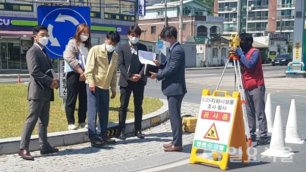 의령군이 2020년도 도로와 지하시설물 전산화 3차 사업을 위한 의령읍 일대 현장점검 및 안전교육을 실시했다. @ 의령군 제공